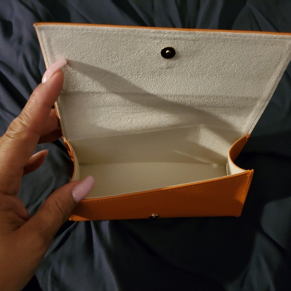 Tory Burch Hard-shell Sunglasses case made from Orange Saffiano Leather. - Picture 4 of 4